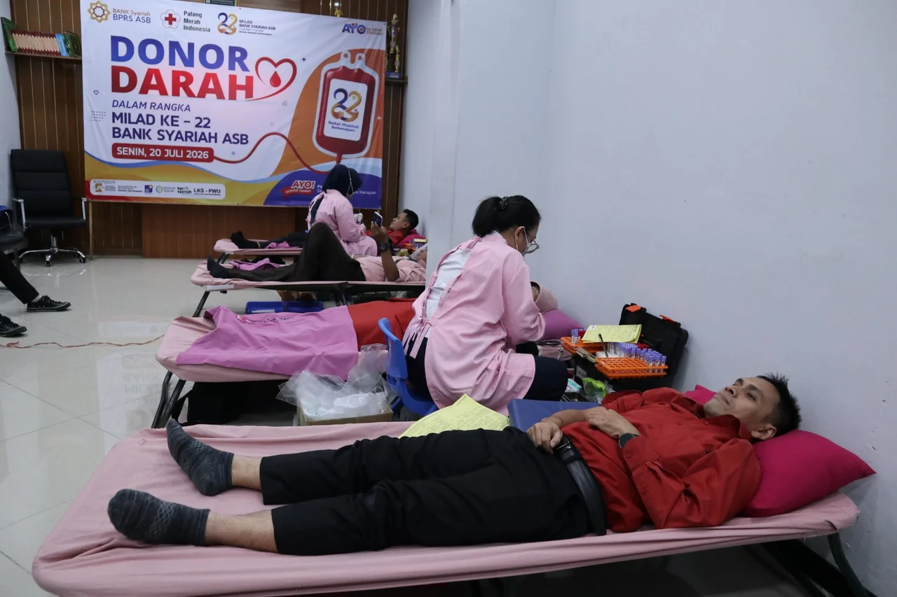 Foto : Karyawan Bank Syari'ah ASB menjadi peserta donor darah.